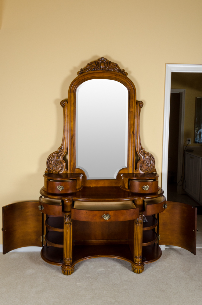 Pulaski Furniture Edwardian Vanity with Mirror EBTH