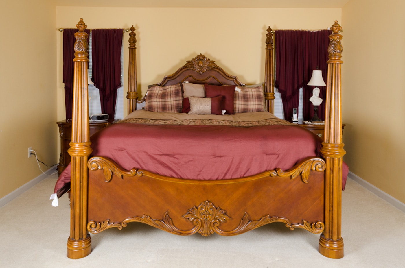 Pulaski Furniture Edwardian King-Sized Four-Poster Bed : EBTH