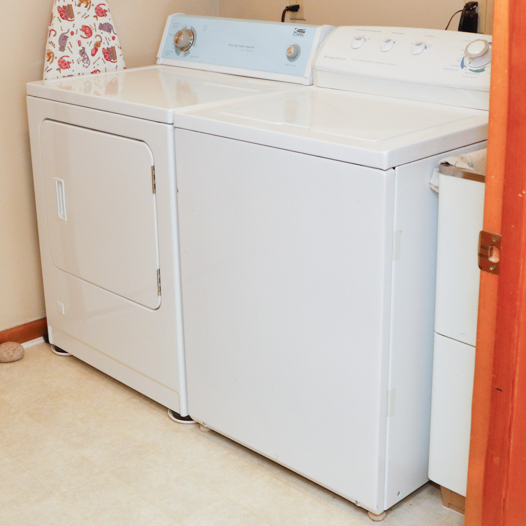 Frigidaire Gallery Washer and Whirlpool Estate Dryer Set EBTH