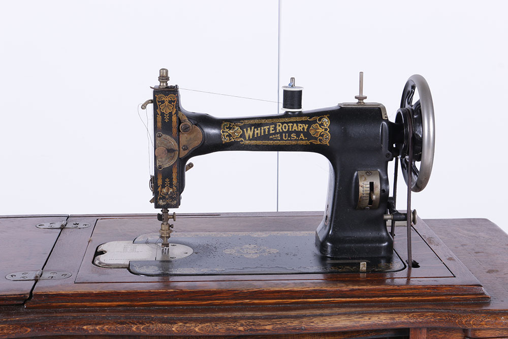 Antique 1913 White Rotary Sewing Machine and Table EBTH