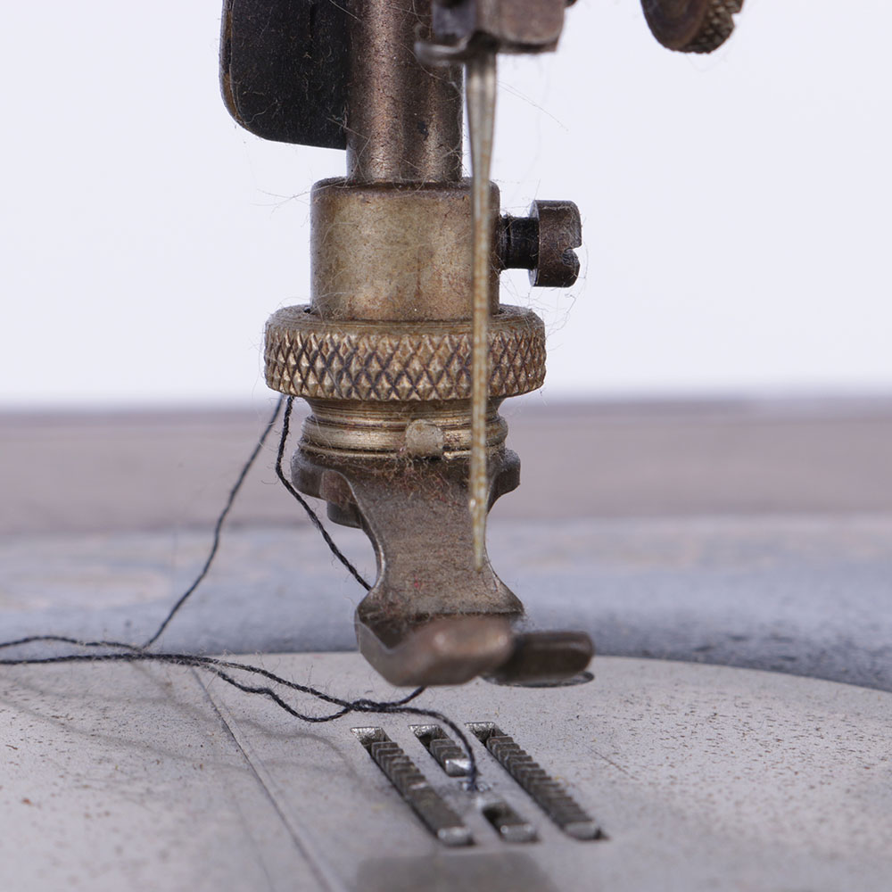 Antique 1913 White Rotary Sewing Machine and Table EBTH