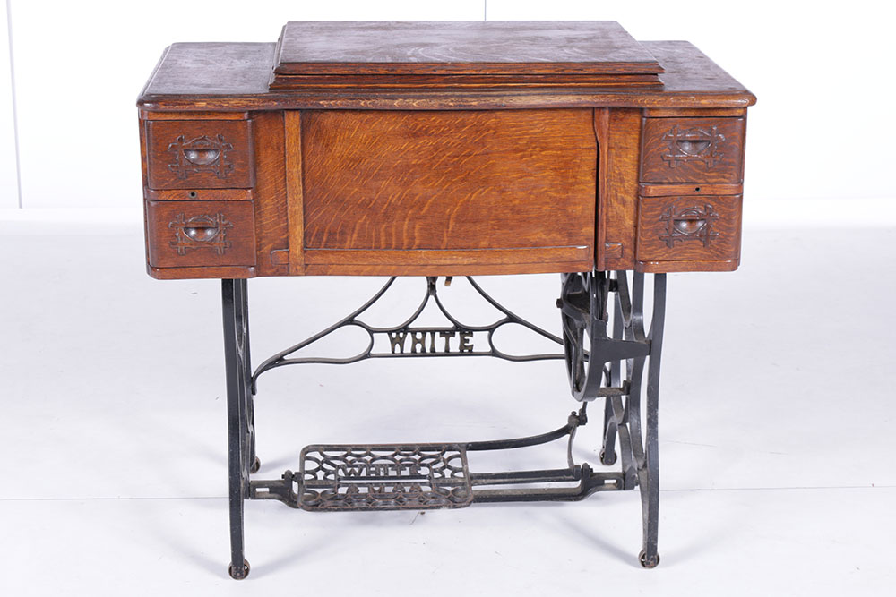 Antique 1913 White Rotary Sewing Machine and Table | EBTH