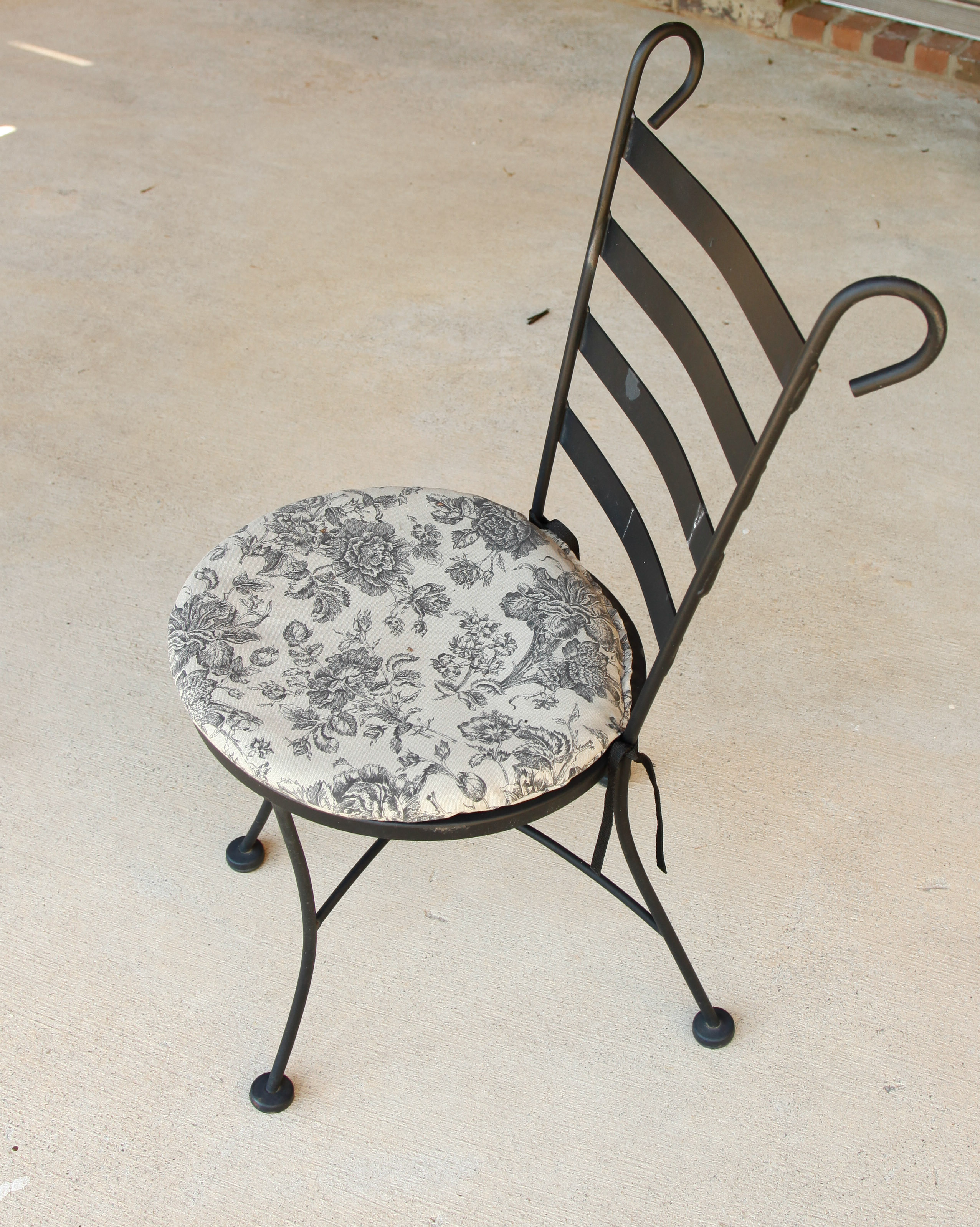 Vintage Plantation Patterns Wrought Iron Patio Table and Chairs EBTH