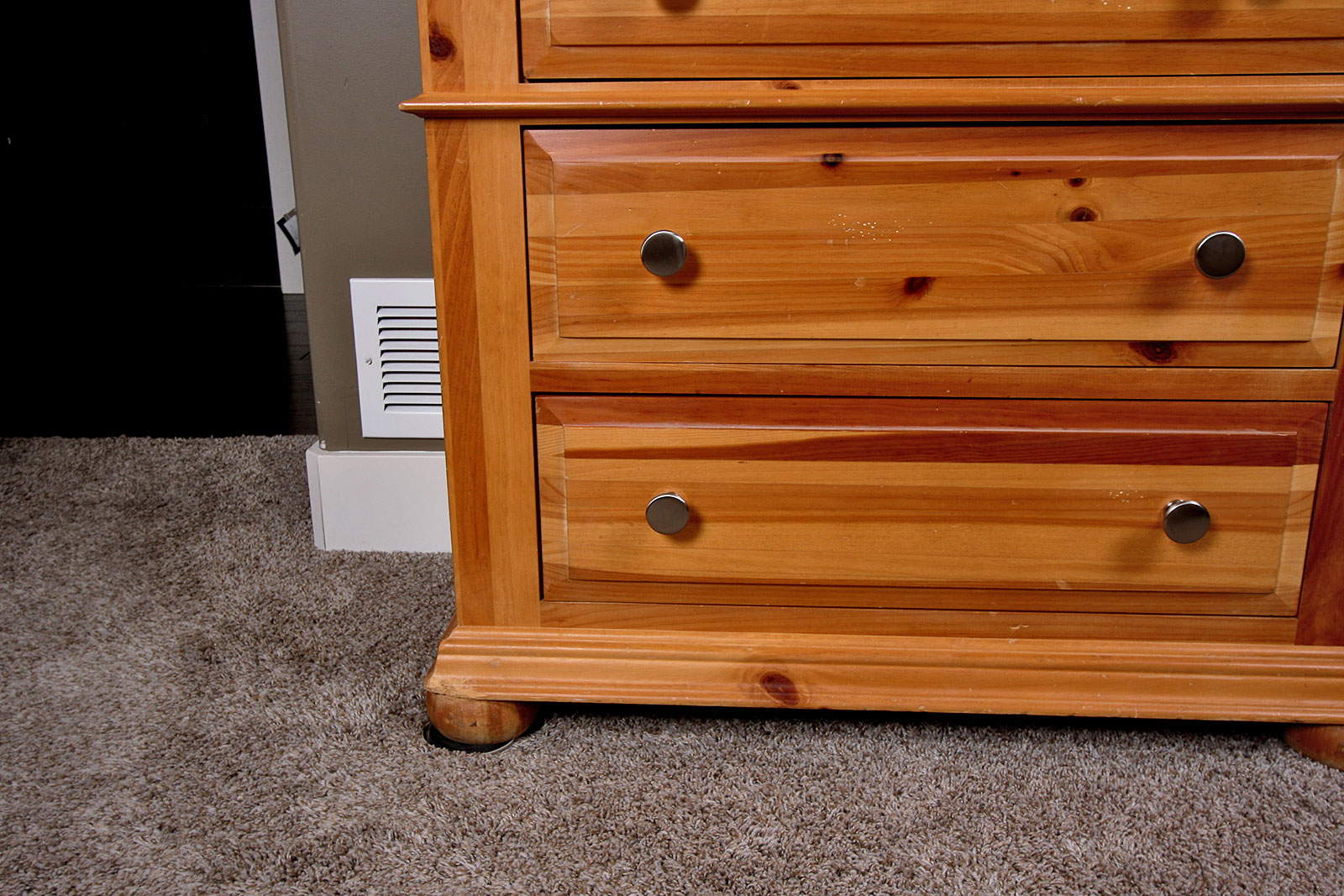 Broyhill Pine Chest of Drawers EBTH