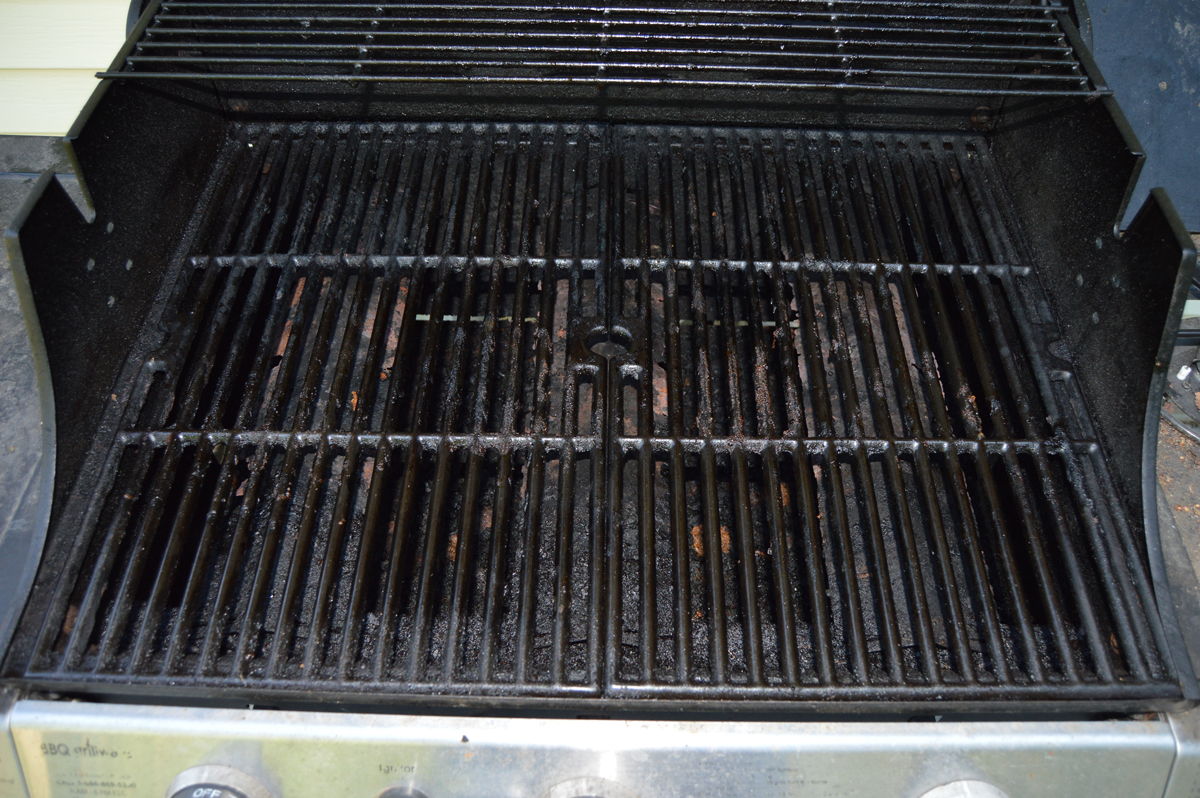 BBQ Grillware Gas Grill with Extra Propane Tanks EBTH