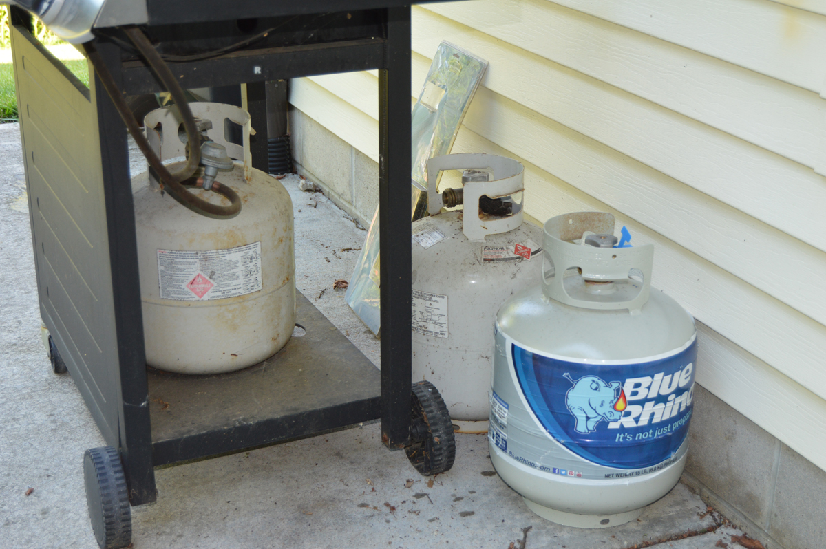 BBQ Grillware Gas Grill with Extra Propane Tanks EBTH