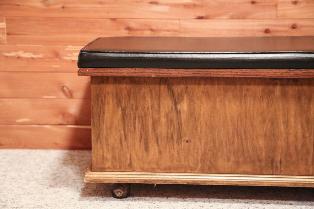 Lane Cedar Chest with Padded Lid EBTH