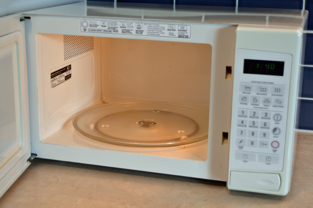 General Electric Turntable Microwave Oven EBTH