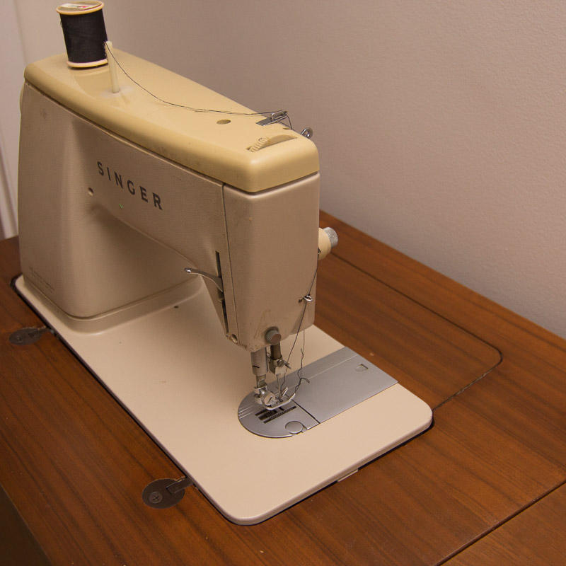 Vintage Singer ZigZag Model 457 Sewing Machine with Desk EBTH