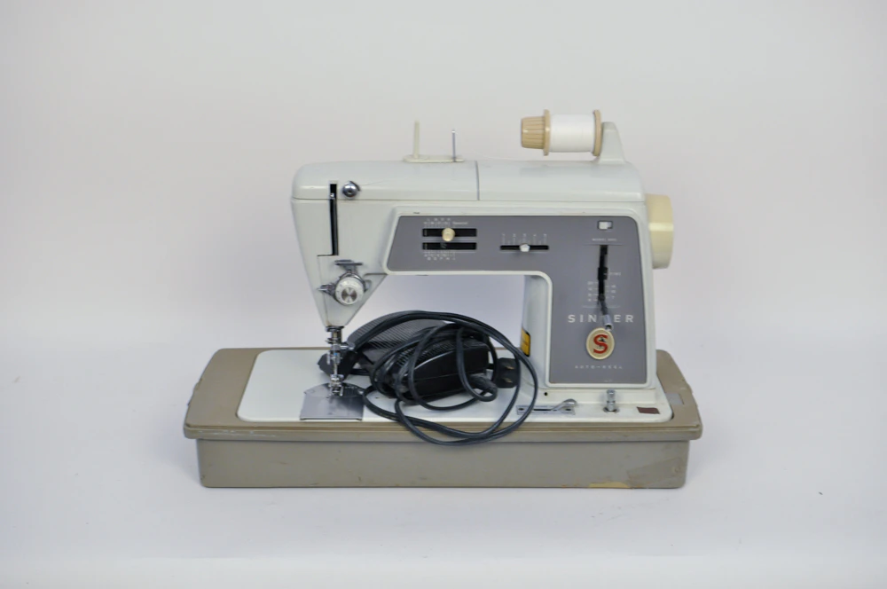 Singer Model 600 Sewing Machine | EBTH
