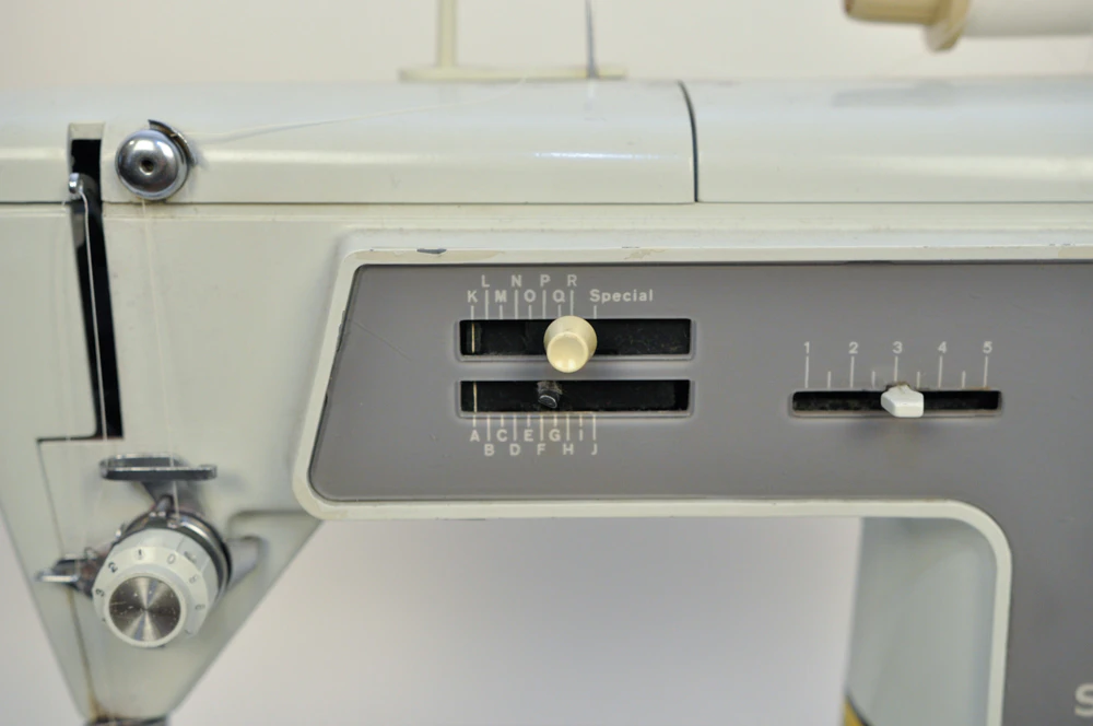 Singer Model 600 Sewing Machine | EBTH