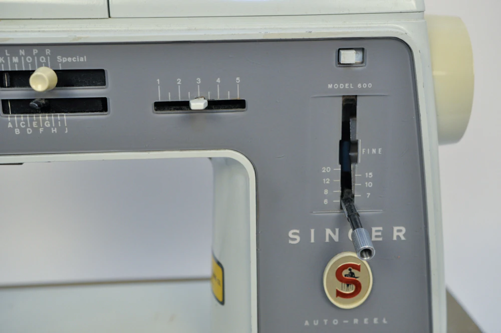 Singer Model 600 Sewing Machine | EBTH