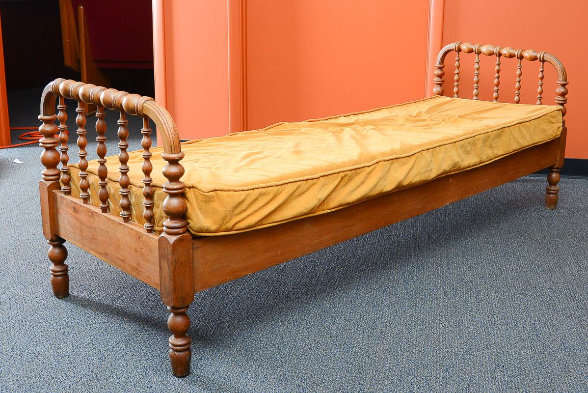 Antique Jenny Lind Day Bed EBTH