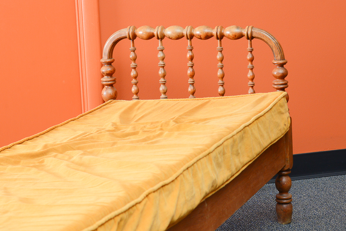 Antique Jenny Lind Day Bed EBTH