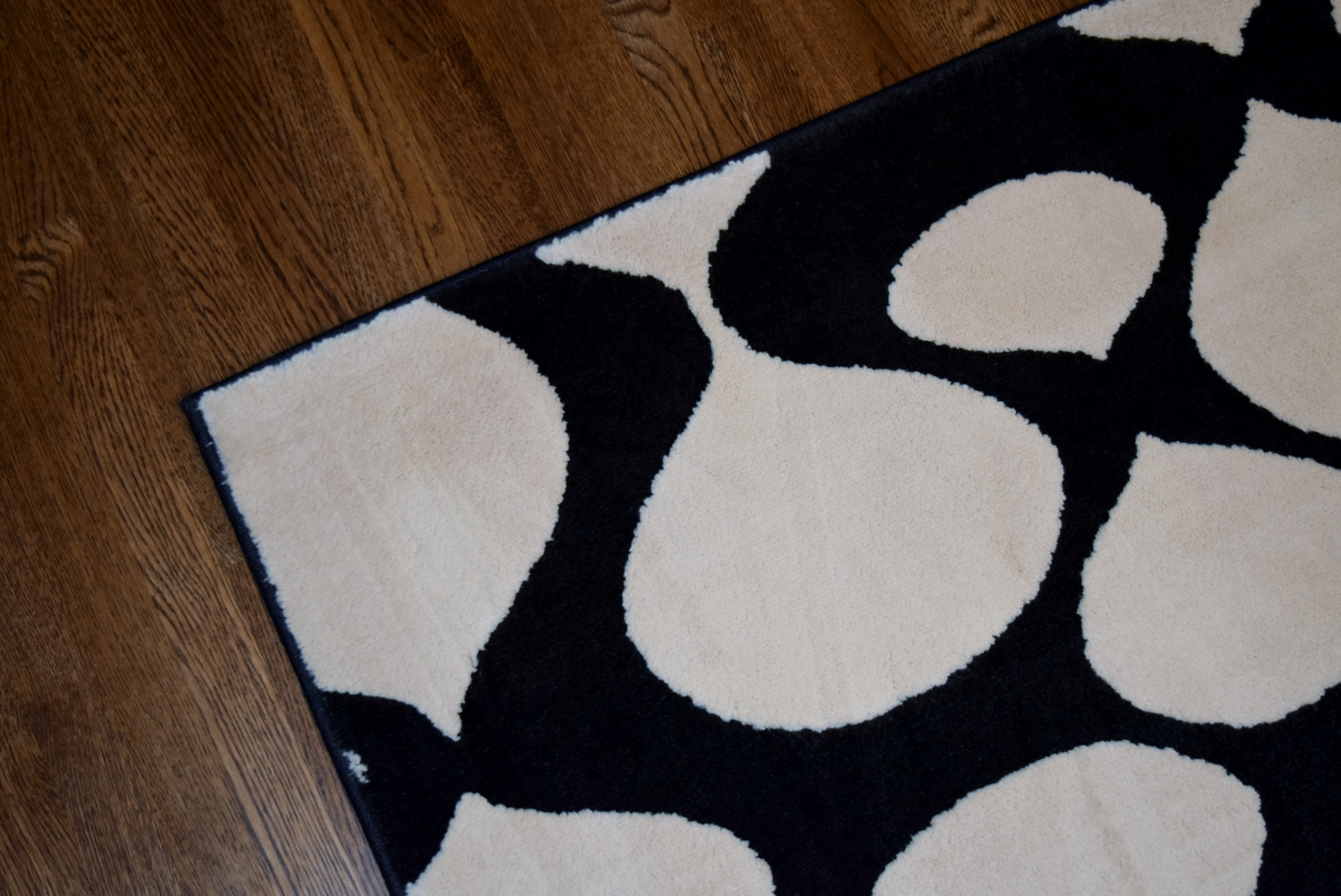 Black and White Contemporary Abstract Area Rug EBTH