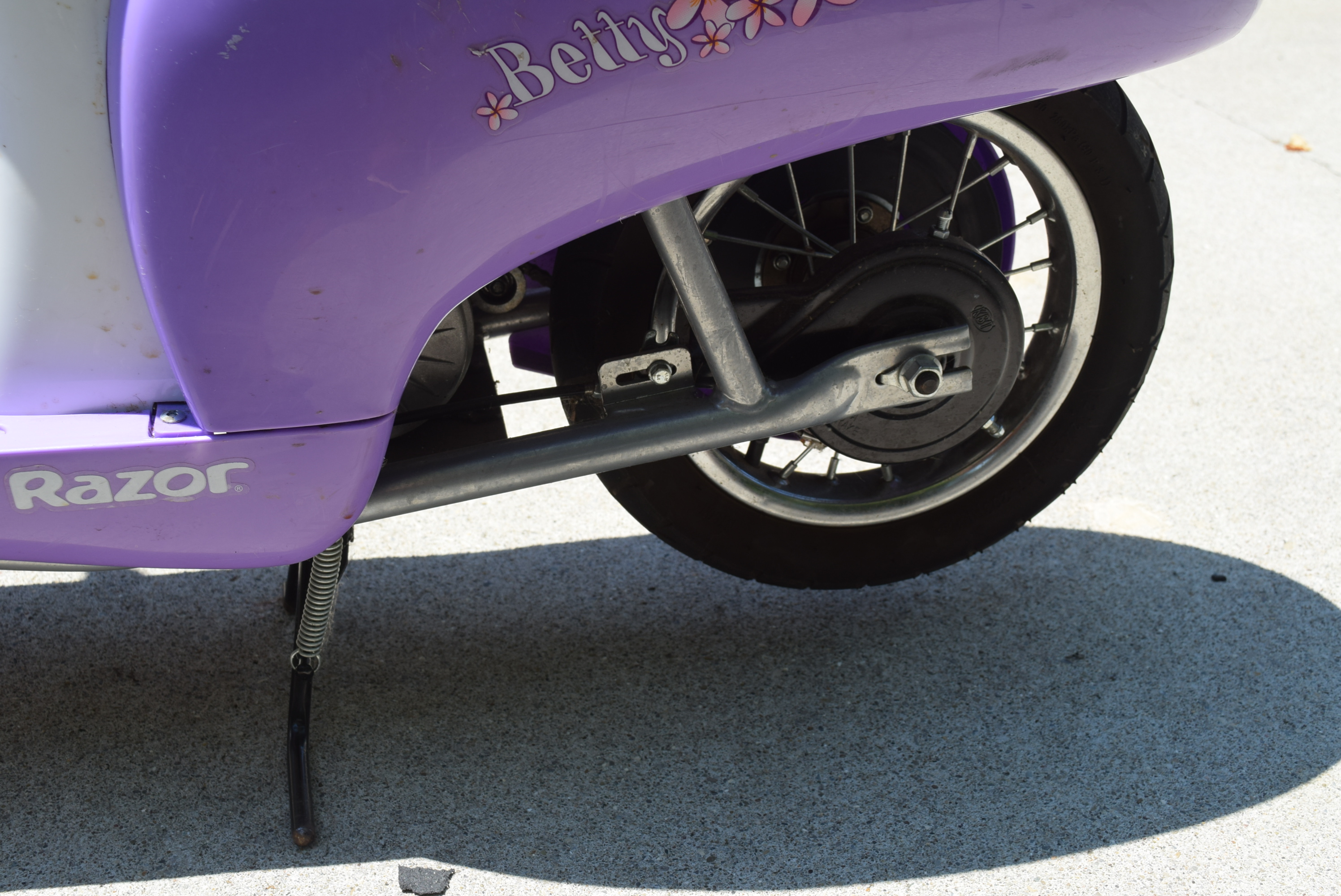 Razor Pocket Mod Betty Motorized Electric Scooter | EBTH