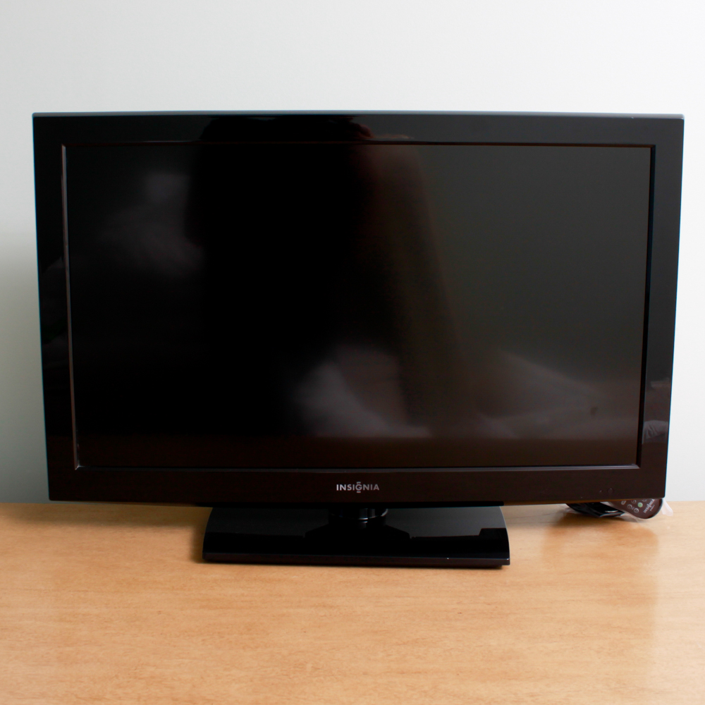 Insignia 32" LCD Television Bluray Combo EBTH