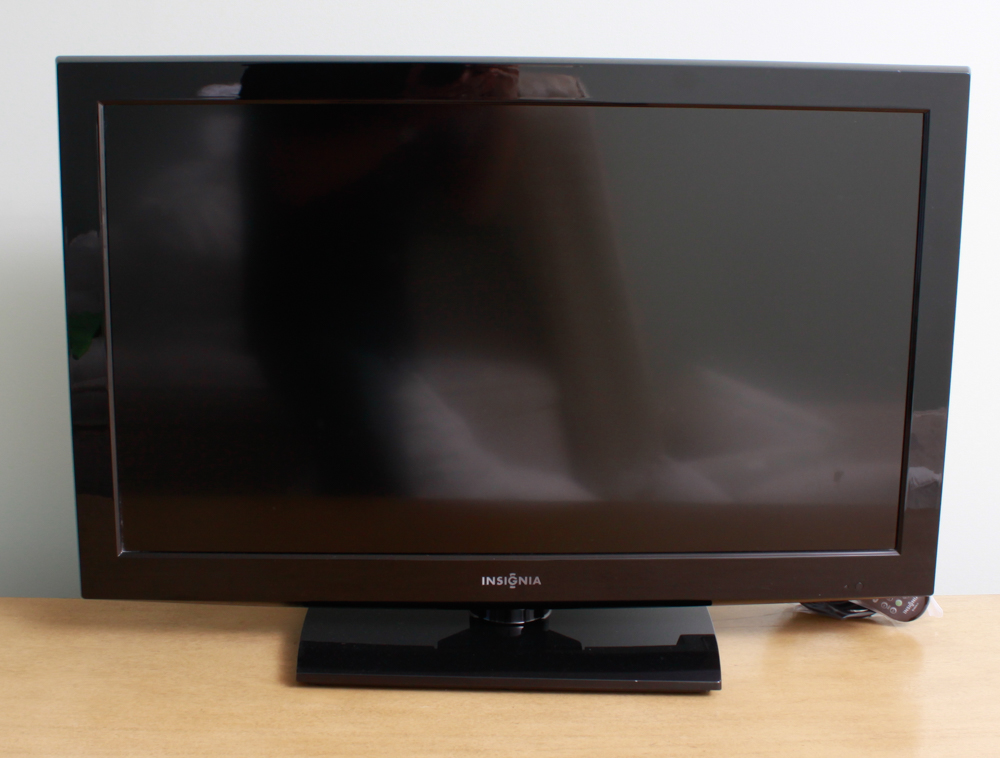 Insignia 32" LCD Television Bluray Combo EBTH
