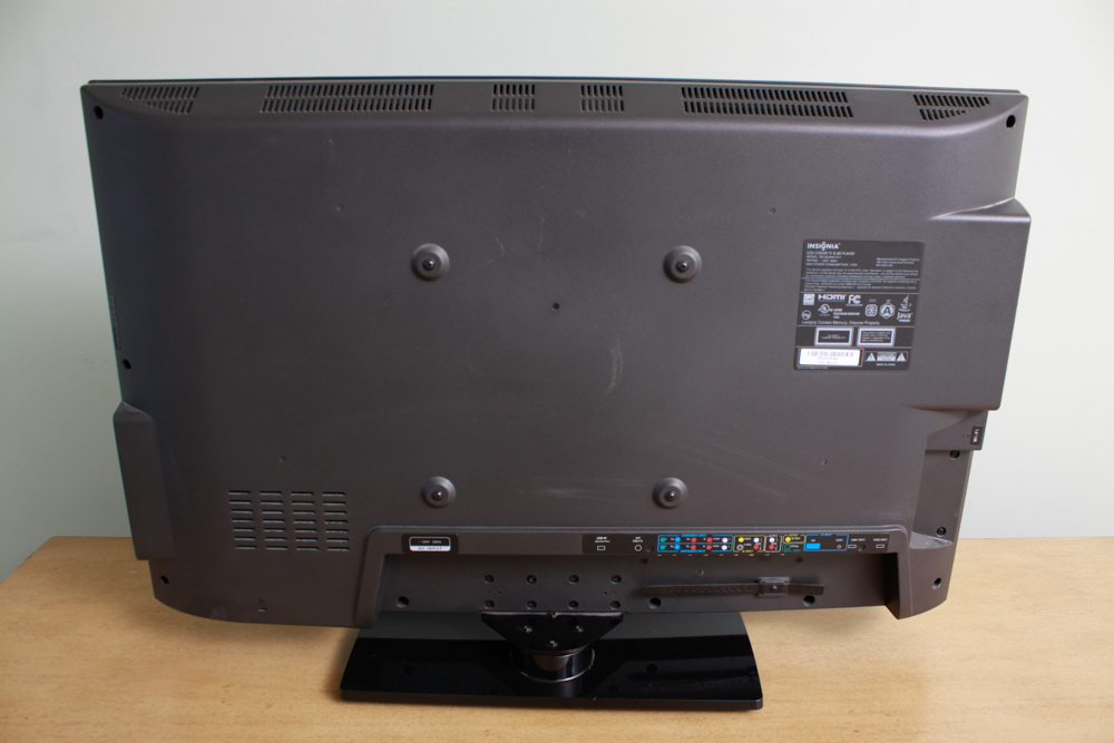 Insignia 32" LCD Television Bluray Combo EBTH