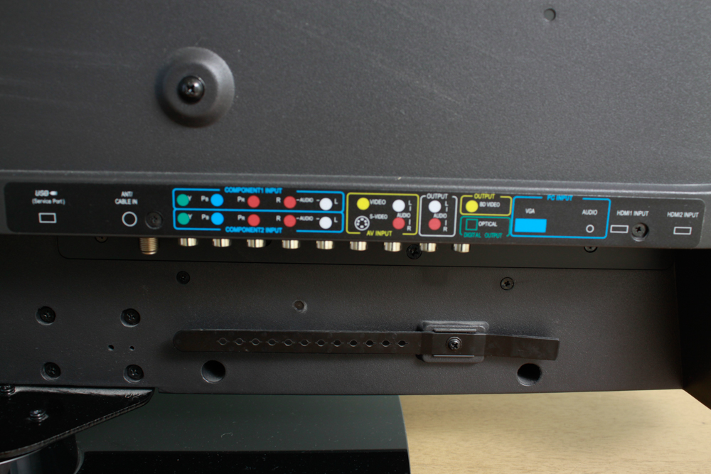 Insignia 32" LCD Television Bluray Combo EBTH