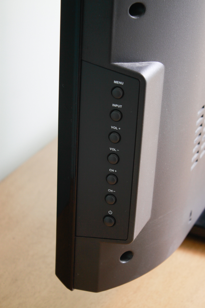 Insignia 32" LCD Television Bluray Combo EBTH