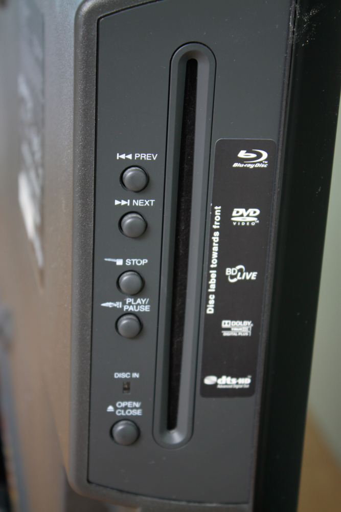 Insignia 32" LCD Television Bluray Combo EBTH