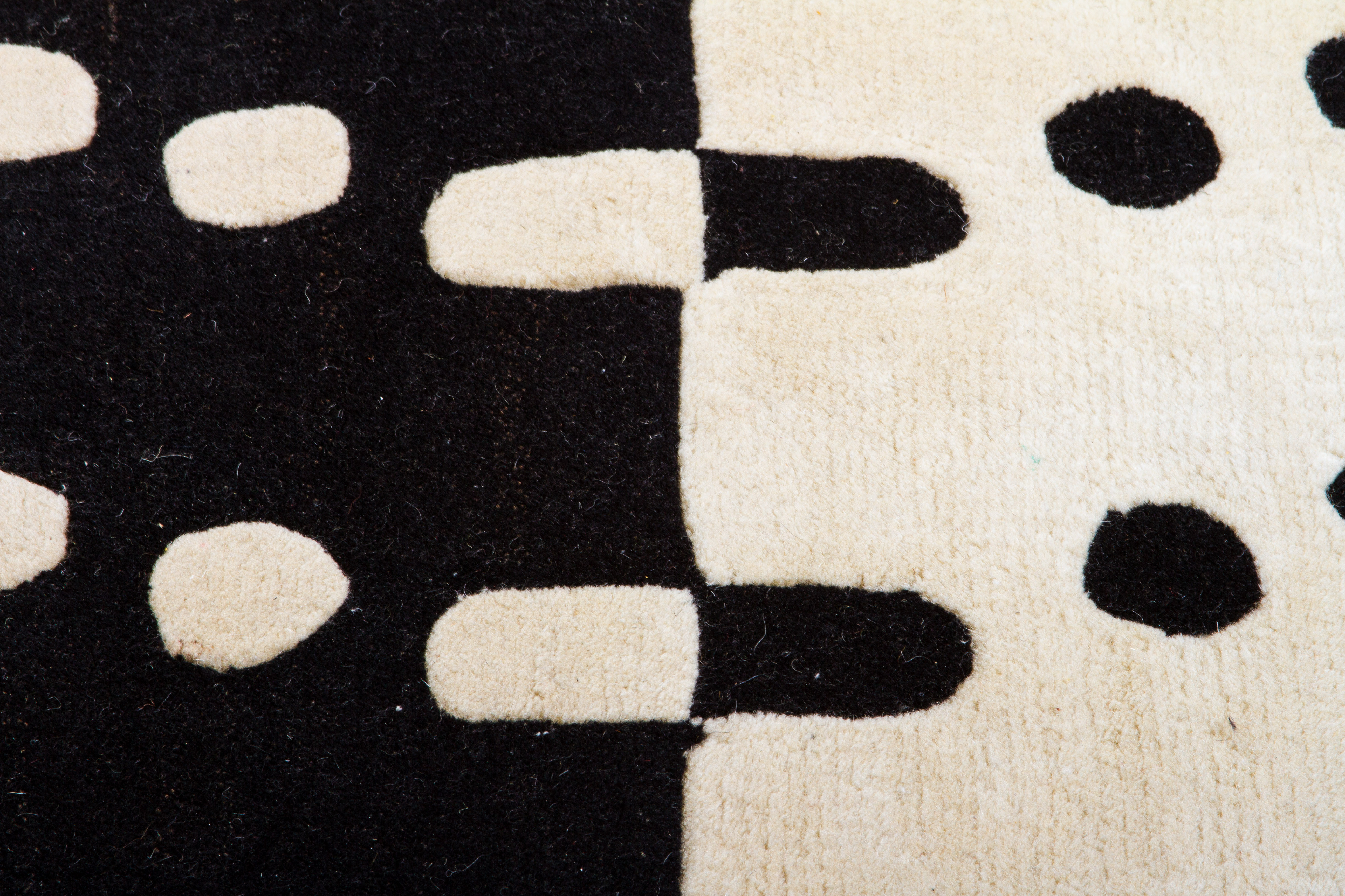 Tufted HighContrast "Bubbles" Area Rug EBTH