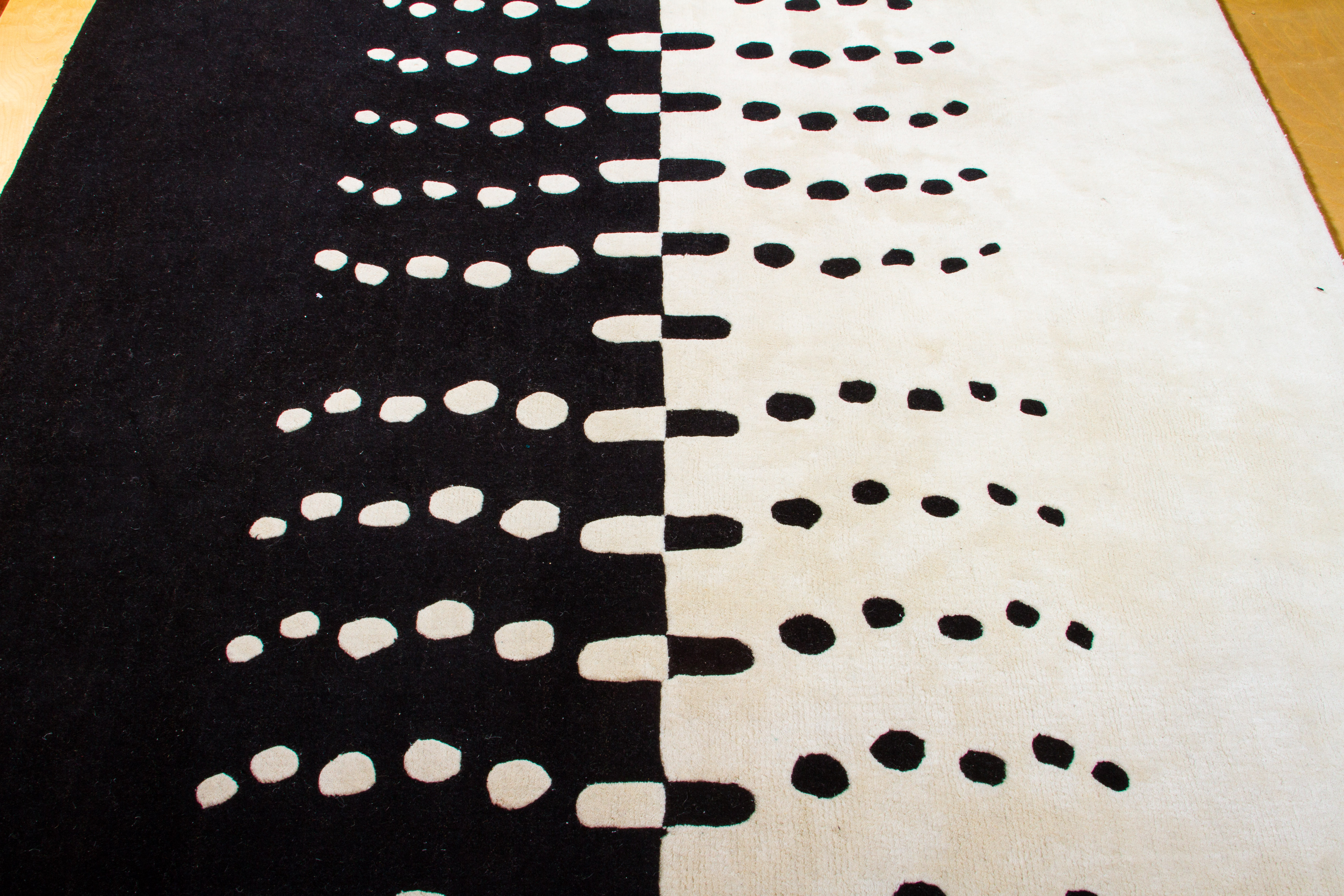Tufted HighContrast "Bubbles" Area Rug EBTH