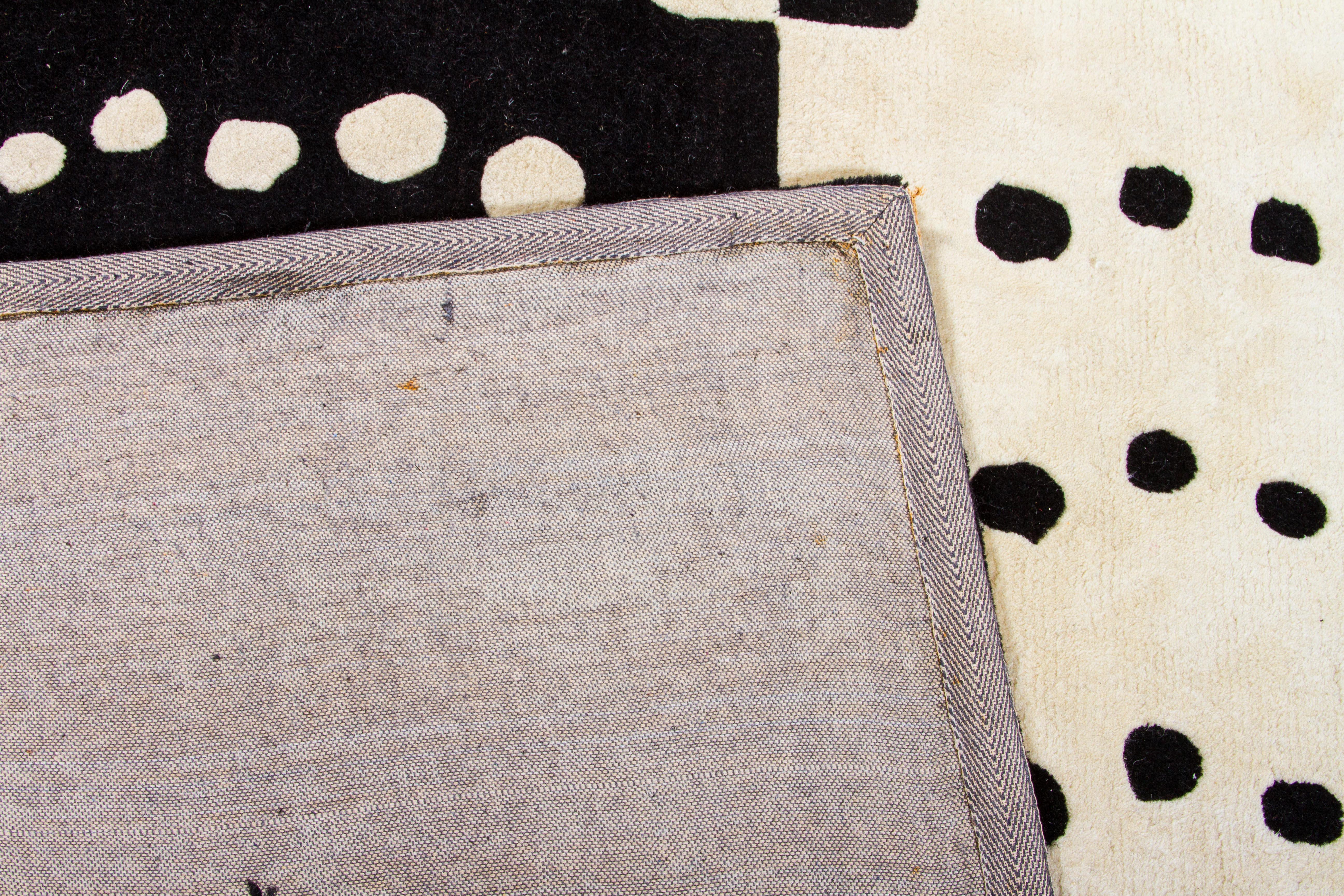 Tufted HighContrast "Bubbles" Area Rug EBTH