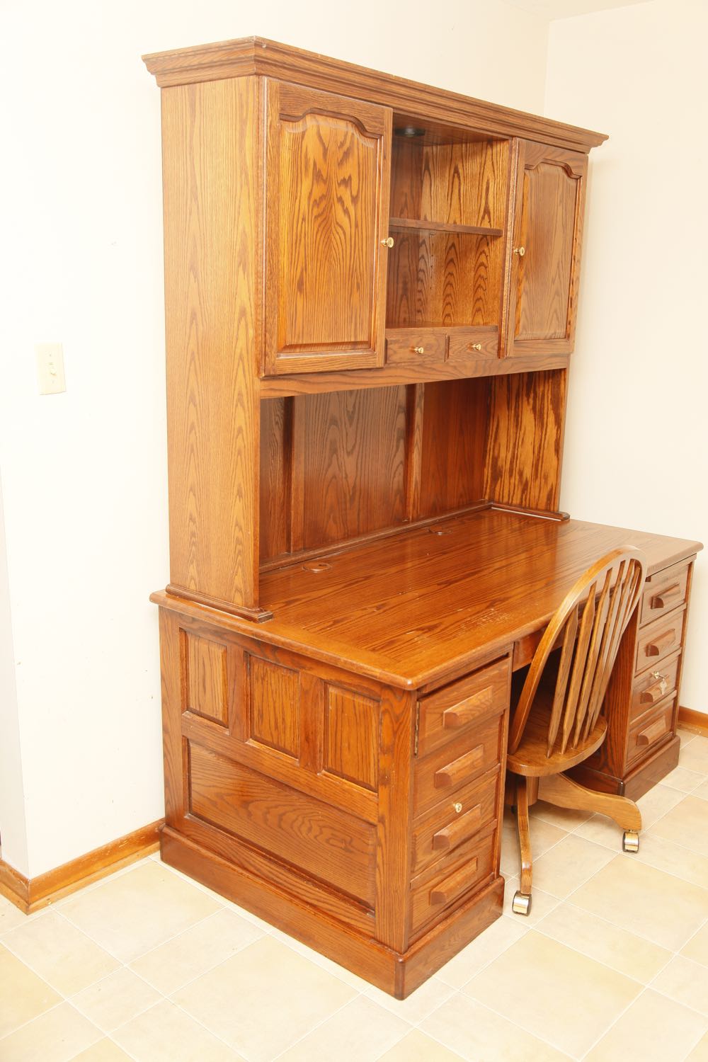 Winners Only Oak Desk With Hutch EBTH