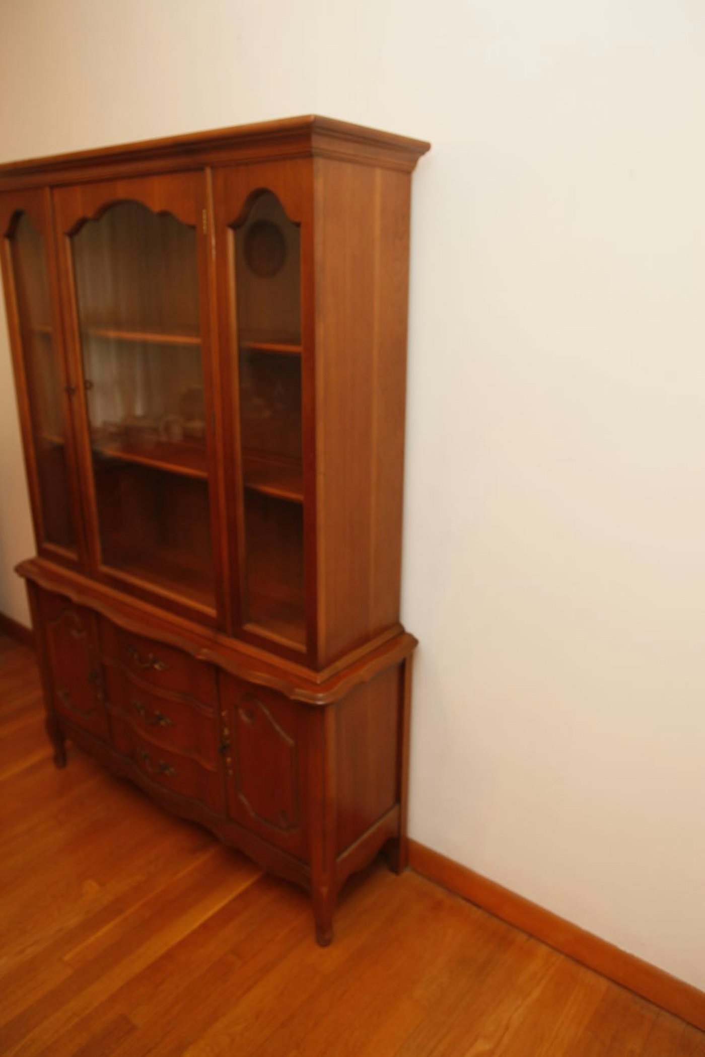 Bassett Furniture Cherry China Cabinet : EBTH