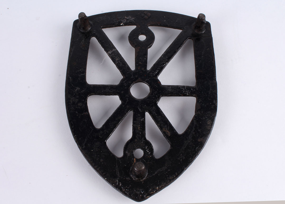 Antique Cast Iron Sadiron with Cooling Rest | EBTH