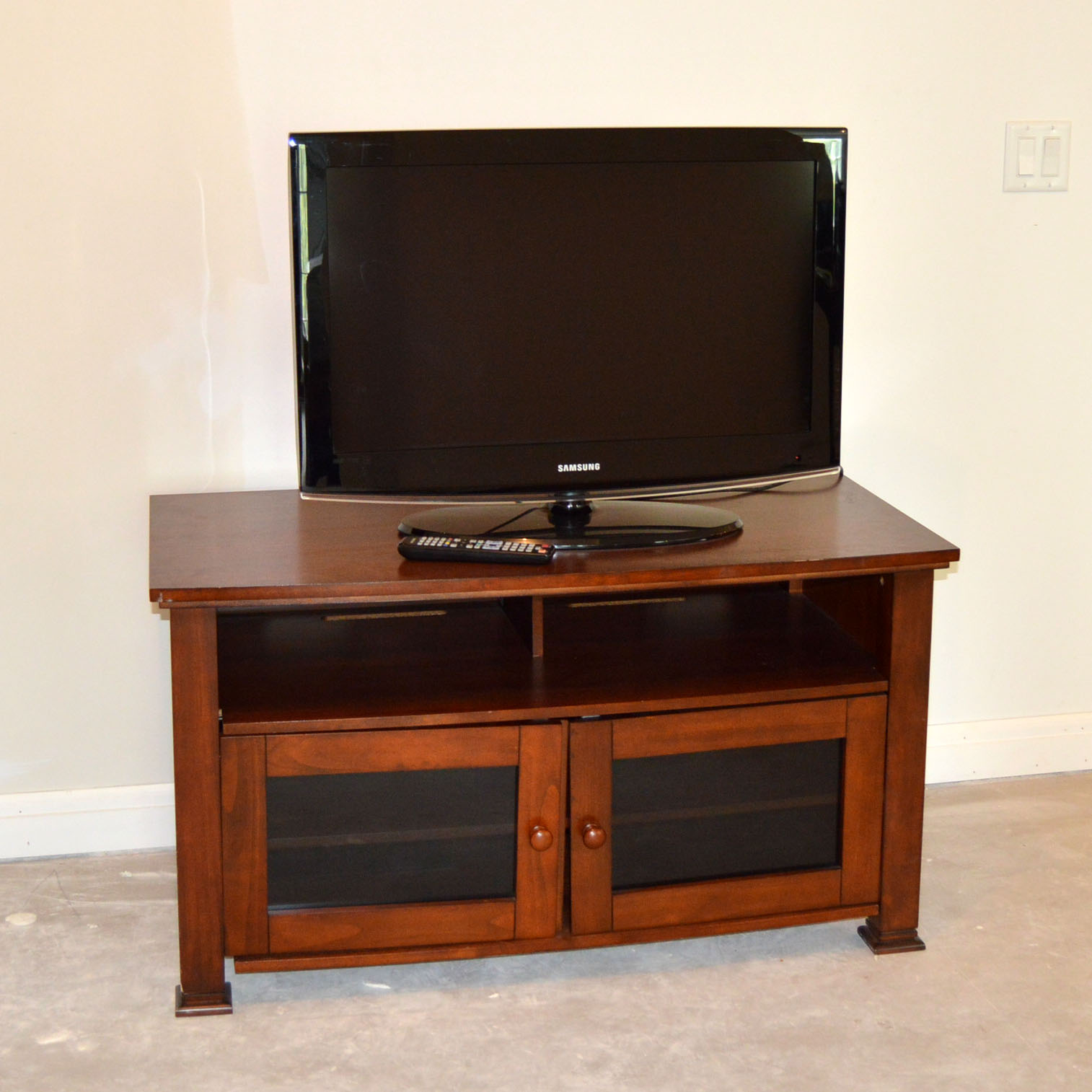 32" Samsung Television with Cherry Media EBTH