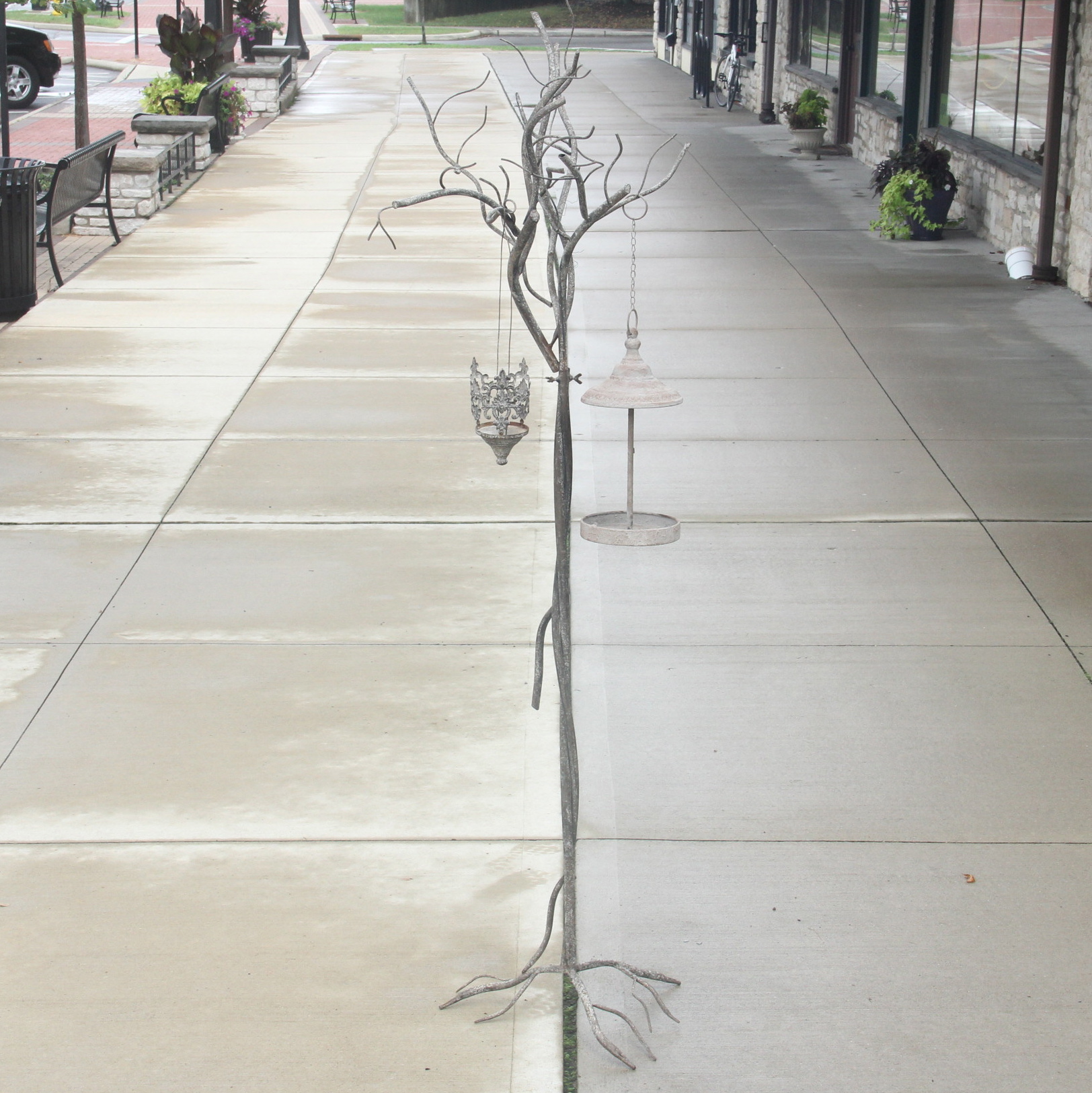 Artistic Metal Tree With Bird Feeder Motif Ebth