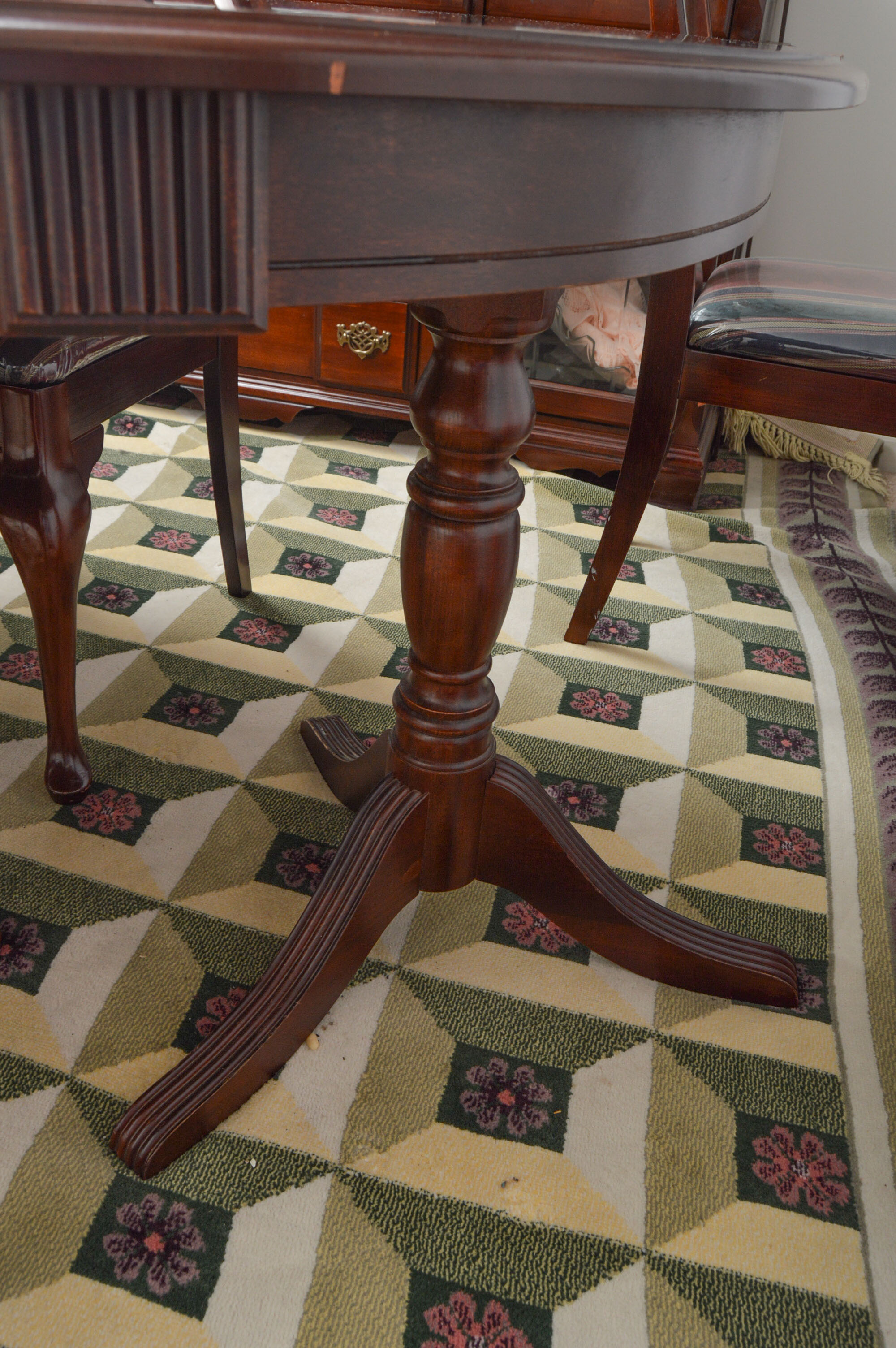 Singer Furniture Dining Table and Chairs EBTH