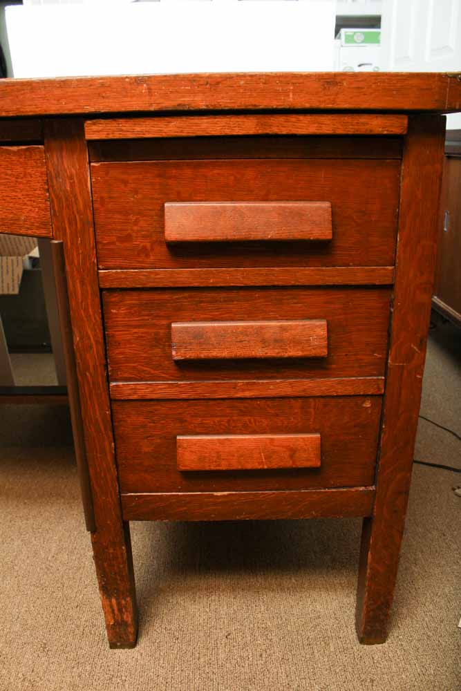 Vintage Lincoln Desk in Solid Oak EBTH