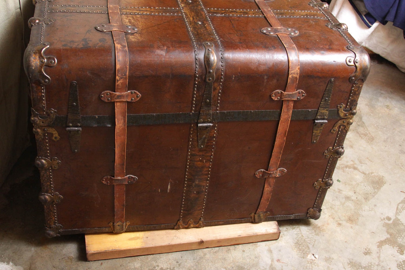 Antique Hw Rountree And Bro Leather Steamer Trunk Ebth