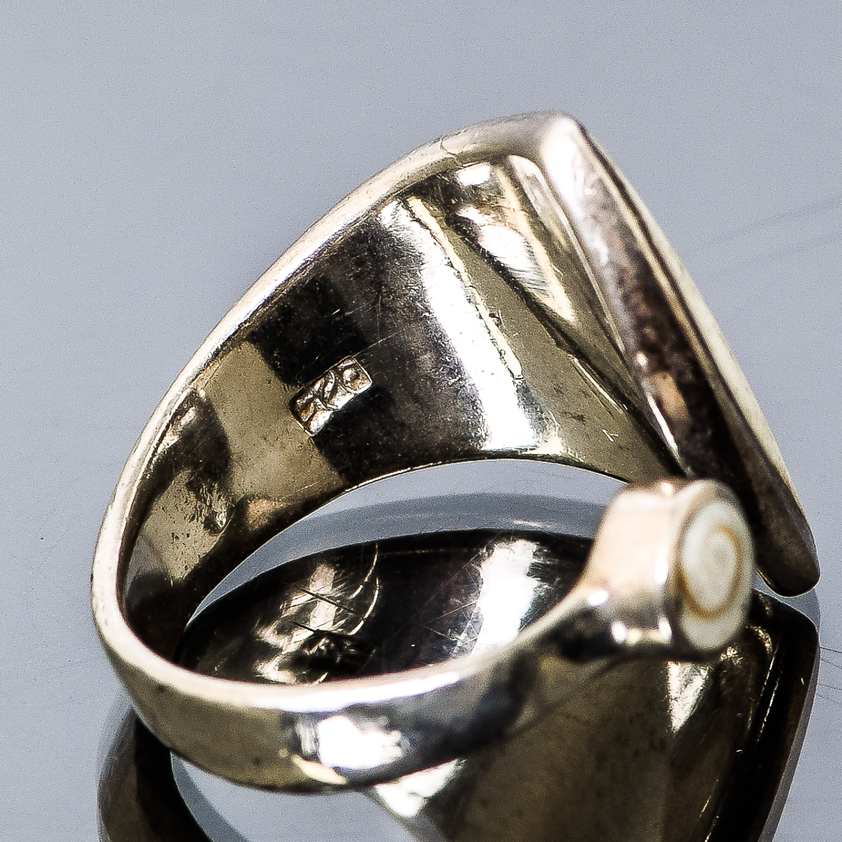 Sterling Silver and Shell Open Front Spiral Ring | EBTH