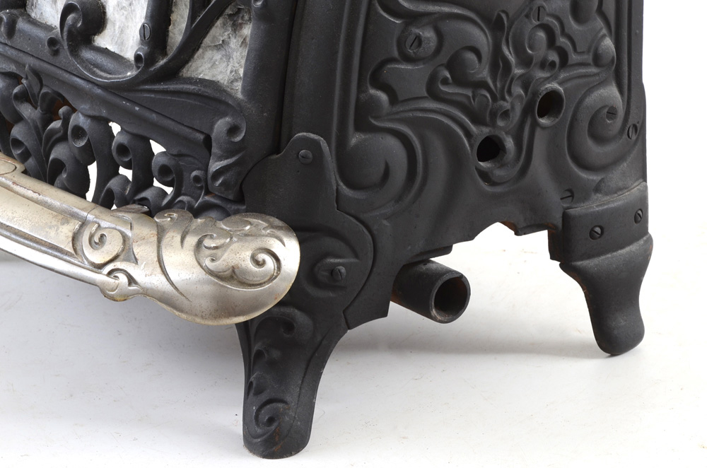 Estate Stove Company No.18 Cast Iron Parlor Stove EBTH