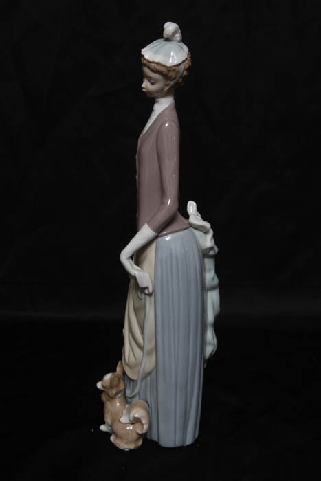 Lladro âLady with Dog & Umbrellaâ Retired Figurine | EBTH