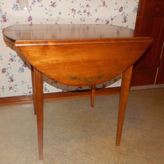 Hitchcock Style DropLeaf Extension Dining Table and Four Chairs EBTH