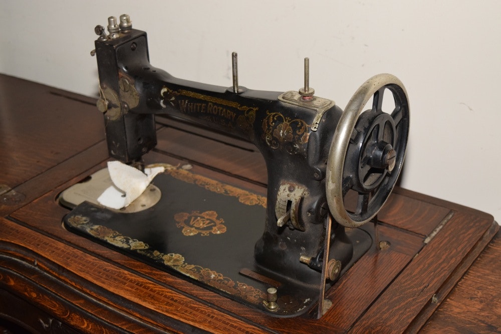 Antique White Rotary Sewing Machine in Quarter Sawn Oak Cabinet with