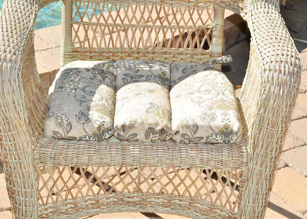 Woven Vinyl Patio Chairs with Accent Table EBTH