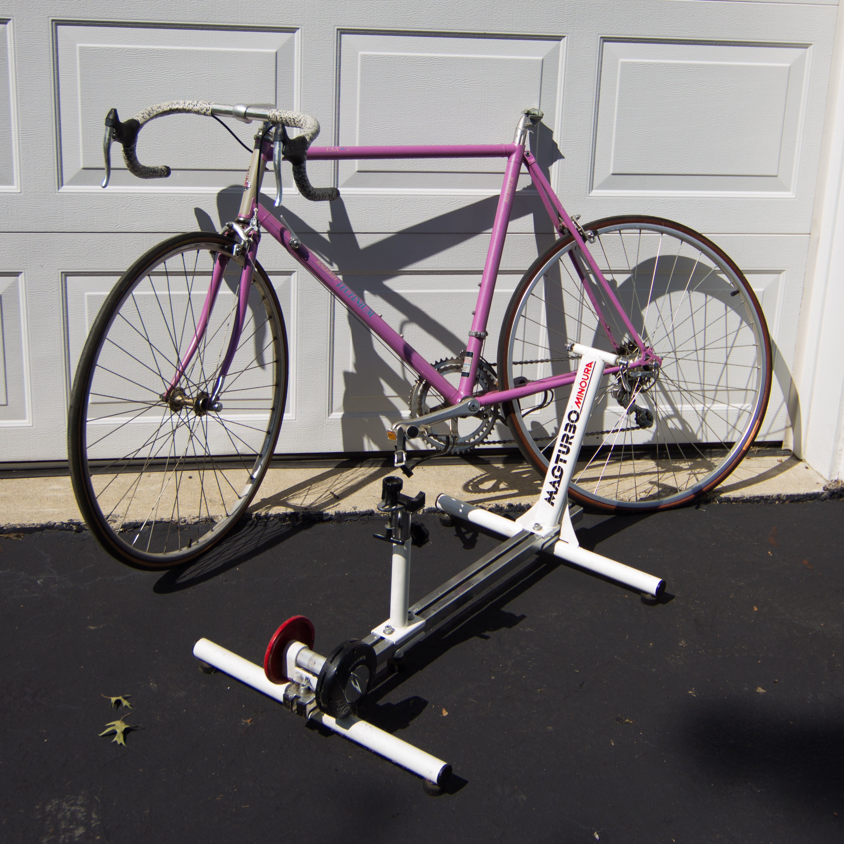 Raleigh Technium 480 Bike with Magturbo Minoura Stationary Biking Stand