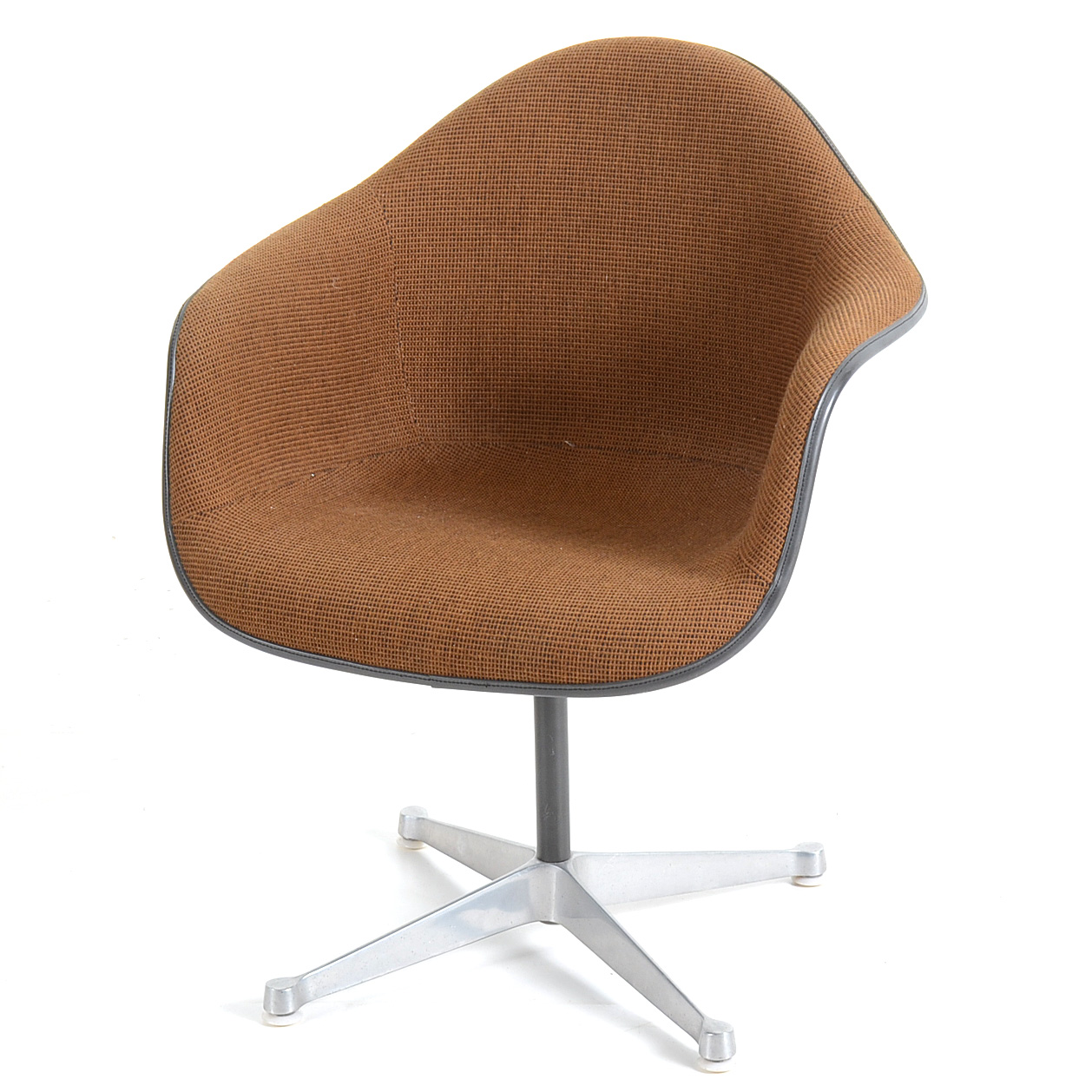 Herman Miller / Eames Fiberglass Shell Chair on Swivel Base | EBTH
