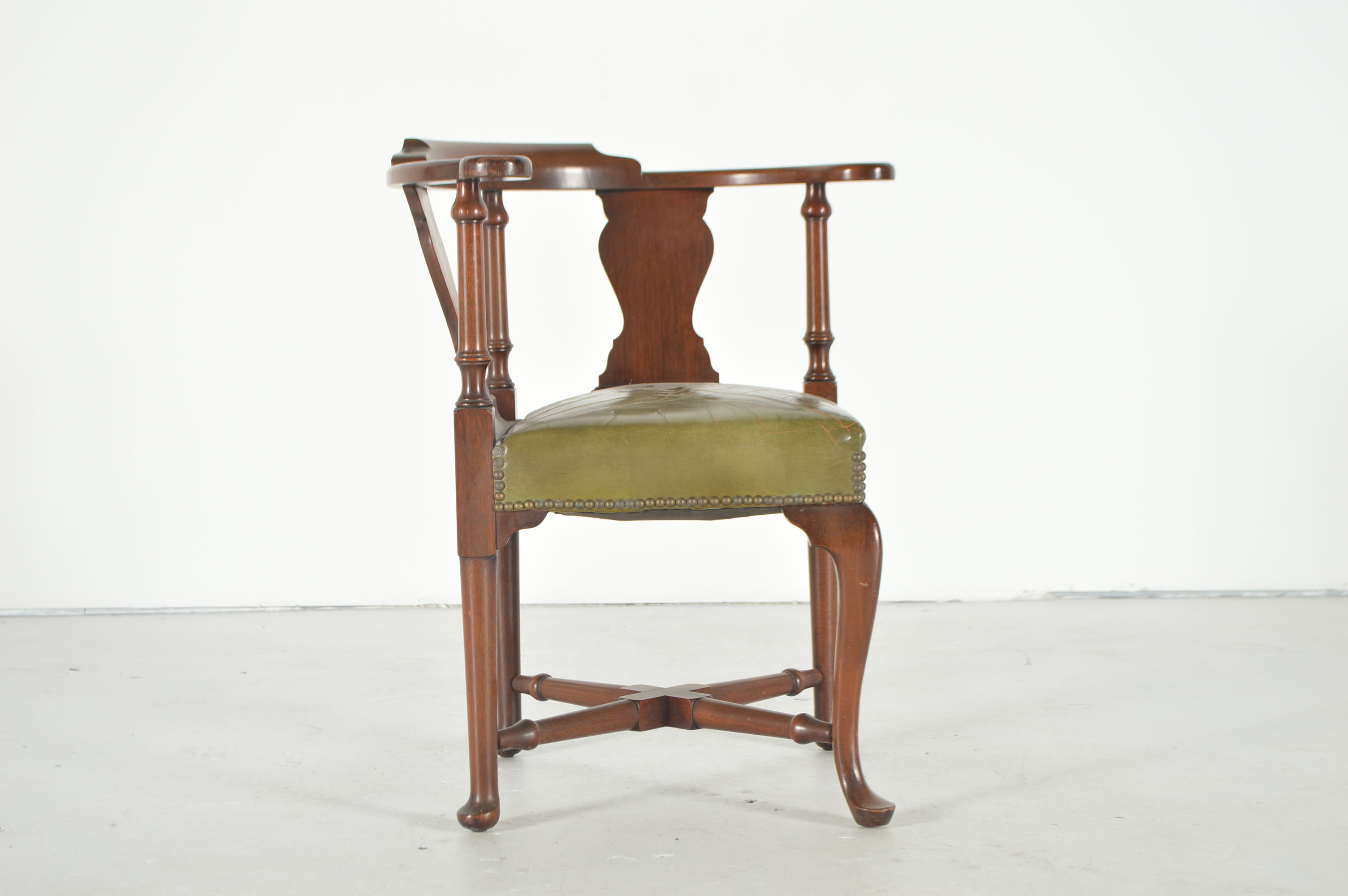 Vintage Treasure House of Colonial Mfg. Co. Walnut Corner Chair EBTH