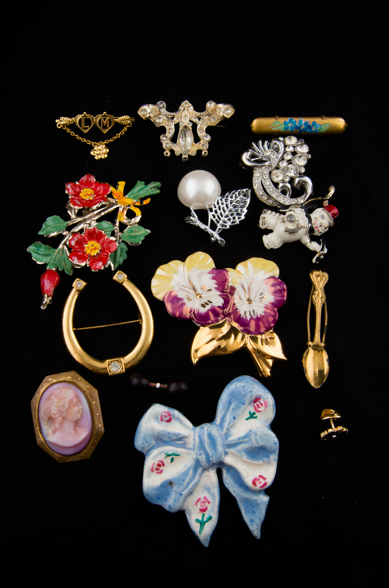 Vintage Collection of Costume Brooches EBTH