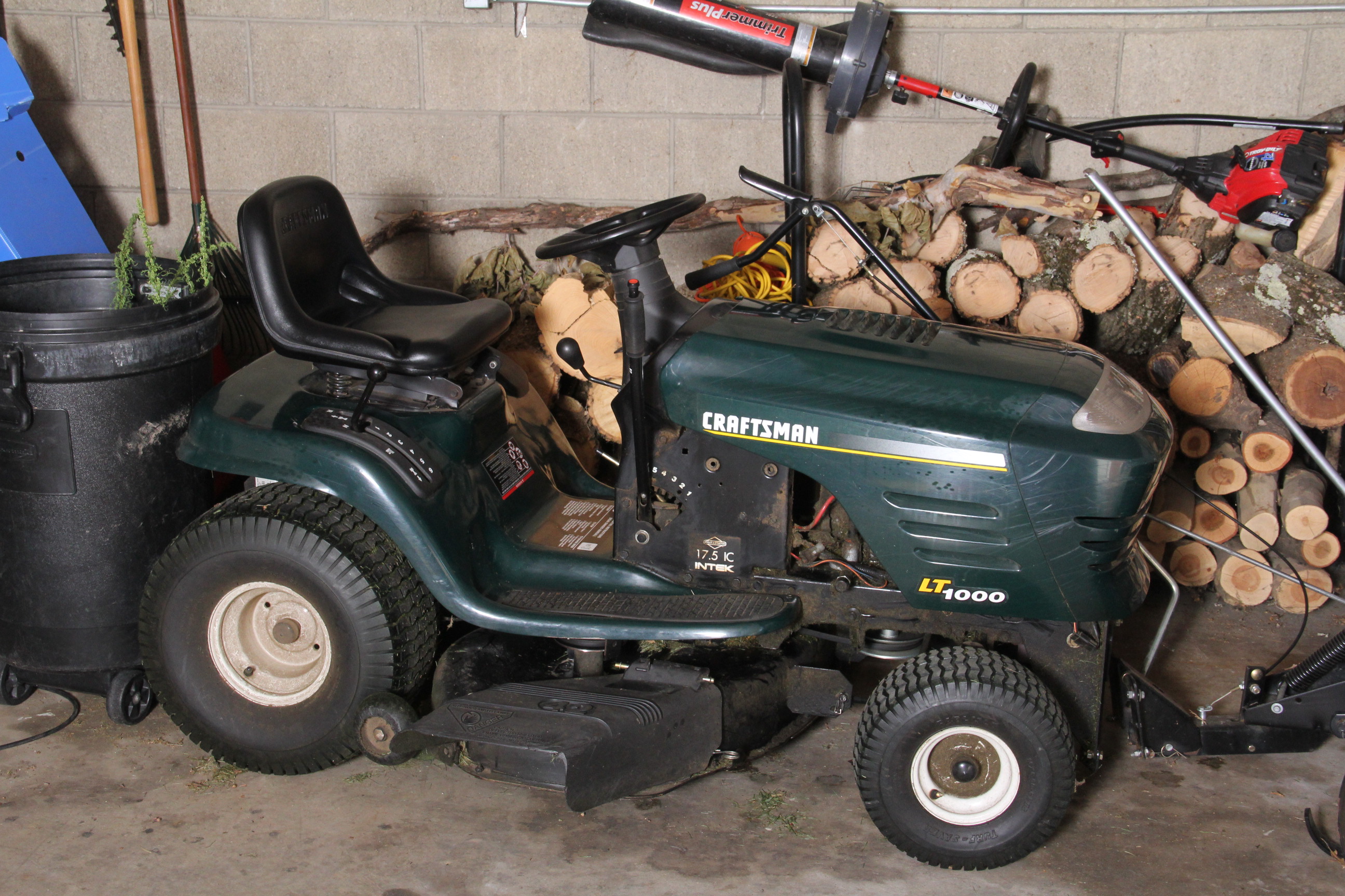 Craftsman LT1000 42" Riding Lawnmower and Snow Plow Attachment EBTH