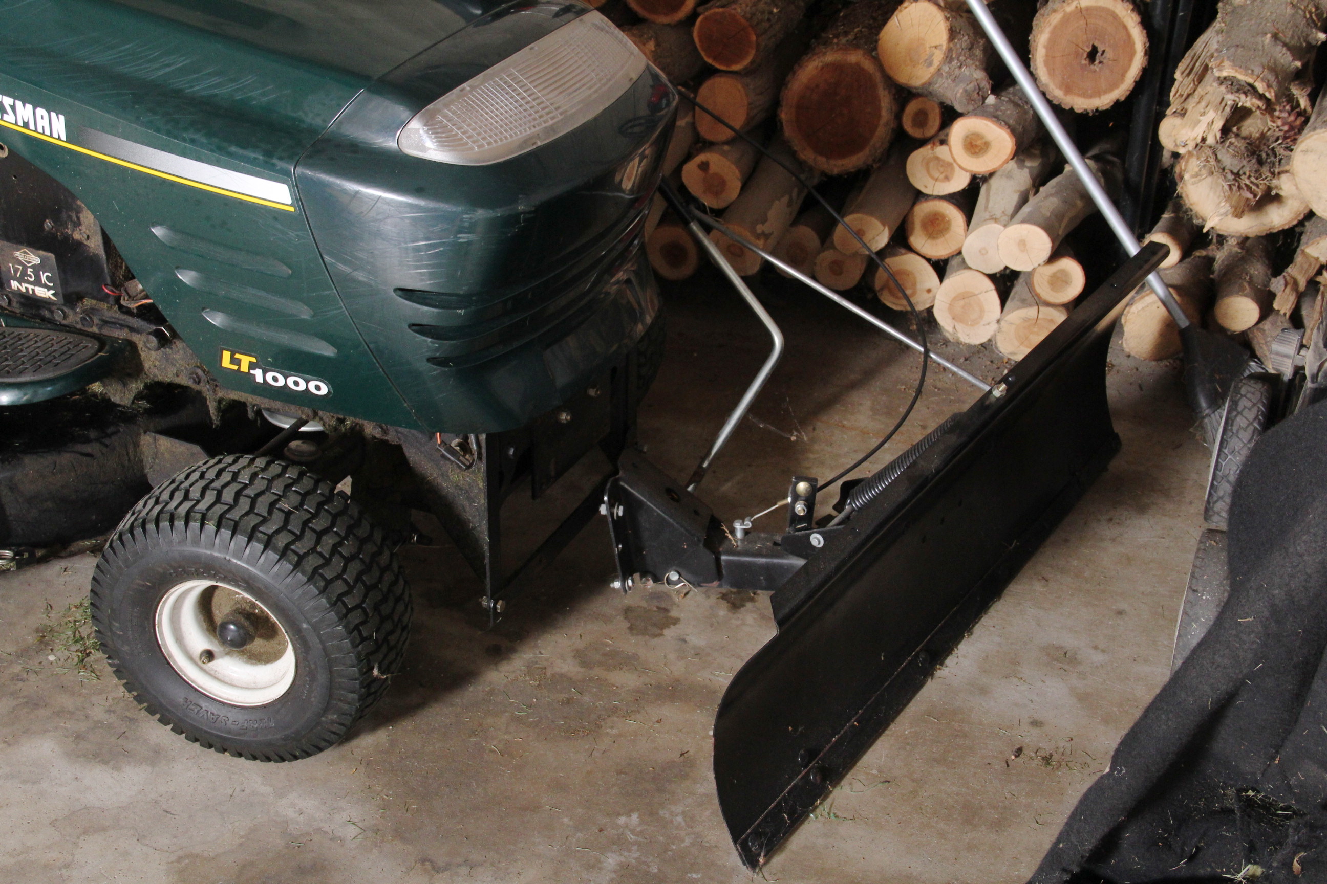 Craftsman LT1000 42" Riding Lawnmower and Snow Plow Attachment EBTH