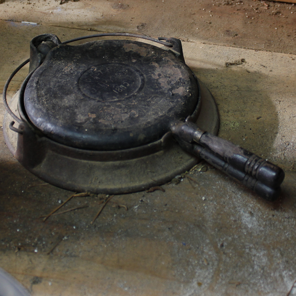 Vintage Waffle Iron EBTH